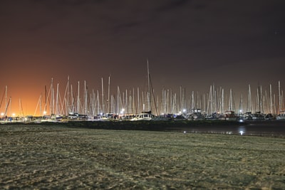 夜间海边游艇的风景摄影
